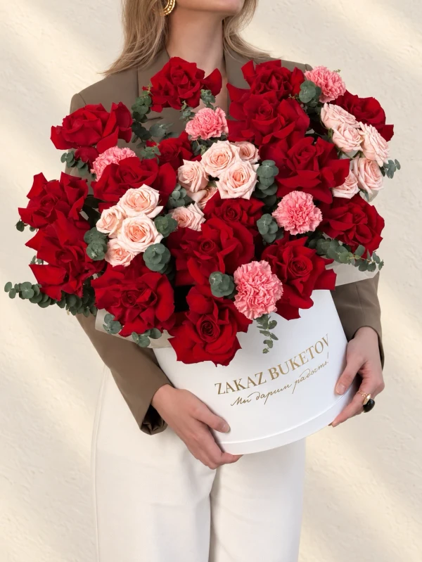 Композиция "Мулен Руж Love" — «Мулен Руж Love» — гармоничная композиция в коробке из 20 роз, 5 гвоздик и 2 ветвей эвкалипта.